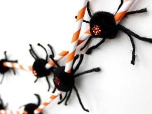 02-diy-halloween-crafts-spider-garland-fsl